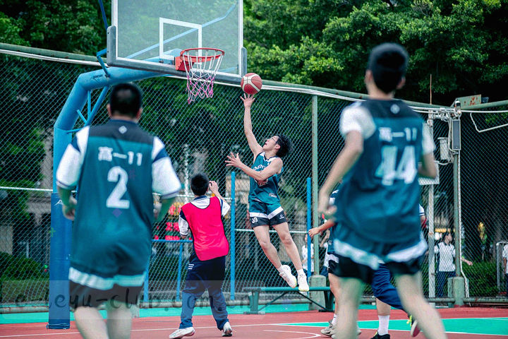 抽象球衣色块与编号几何图形并置，无任何人物形象